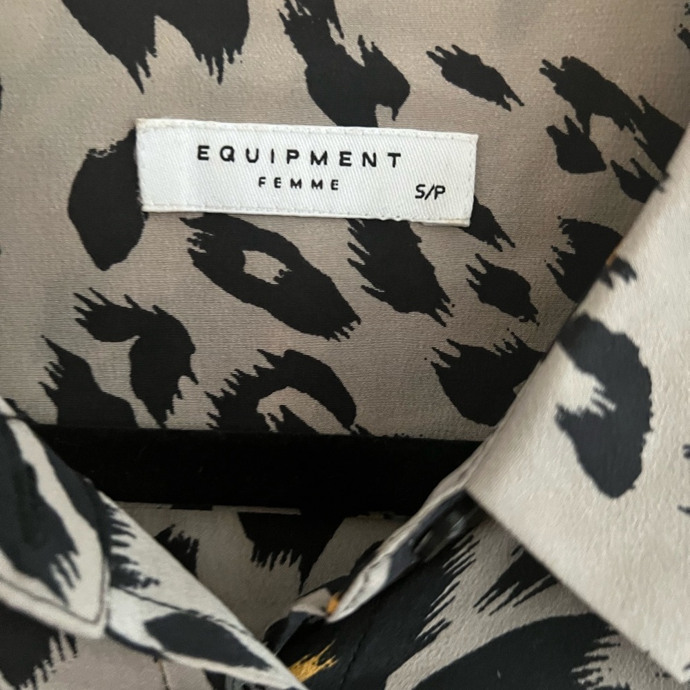 Equipment Femme Animal Print 100% Silk Button Up Blouse Womens Size XS Classic - Picture 2 of 5